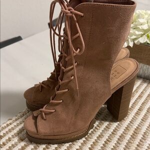 Women's Tan Lace-Up Heeled Boots